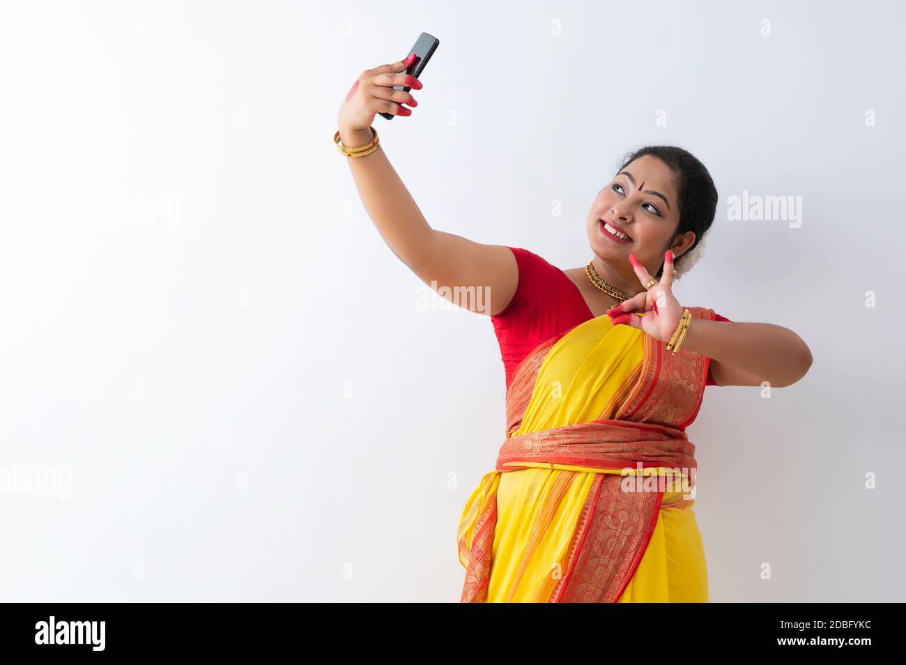 Kuchipudi dancer clicking a selfie on her phone while doing Kataka mukha mudra Stock Photo