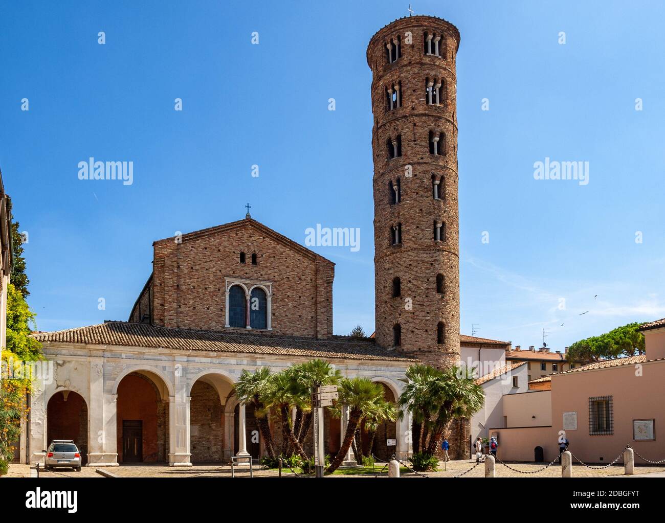 INTERIOR DE LA BASILICA DE SAN APOLINAR NUOVO - SIGLO VI. Location:  BASILICA DE SAN APOLINAR NUOVO, RAVENA, ITALIA Stock Photo - Alamy