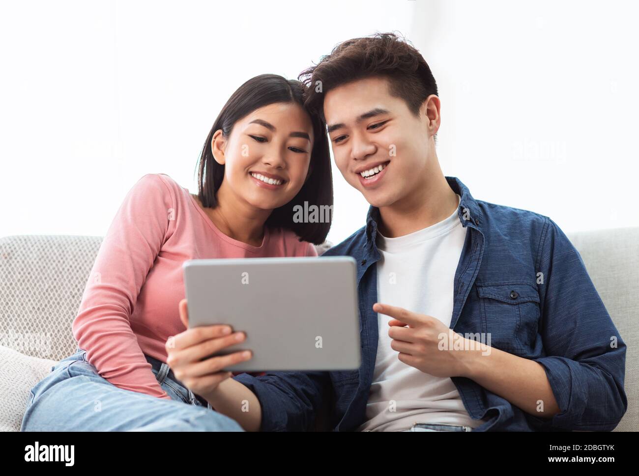 Муж и жена азиаты ссорятся. Счастливая пара азиаты. Юноша азиат романтичный. Asian husband. Блоггеры азиаты муж с женой обзор без слов готовую еду.