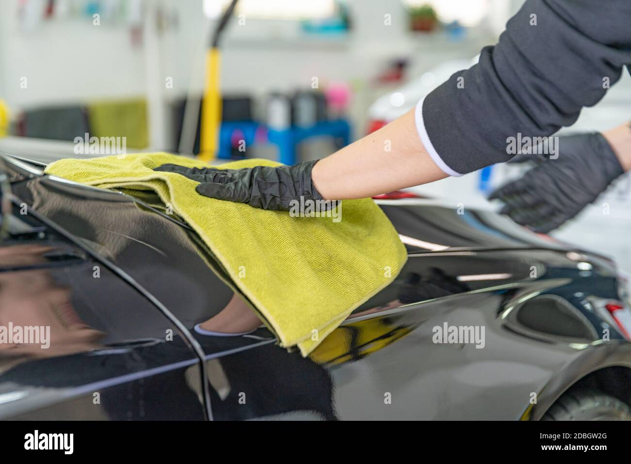 polishing the body of luxury cars with the help of a microfiber cloth