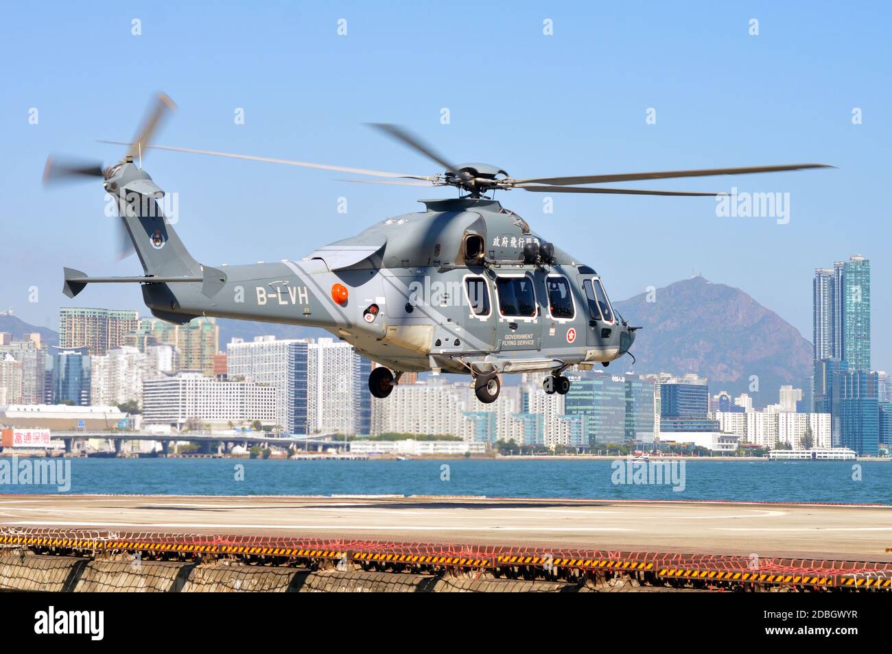 An Airbus Helicopters 'Cheetah' H175 helicopter operated by the Government Flying Service (政府飛行服務隊) lifts off at Wanchai Heliport, Hong Kong Stock Photo