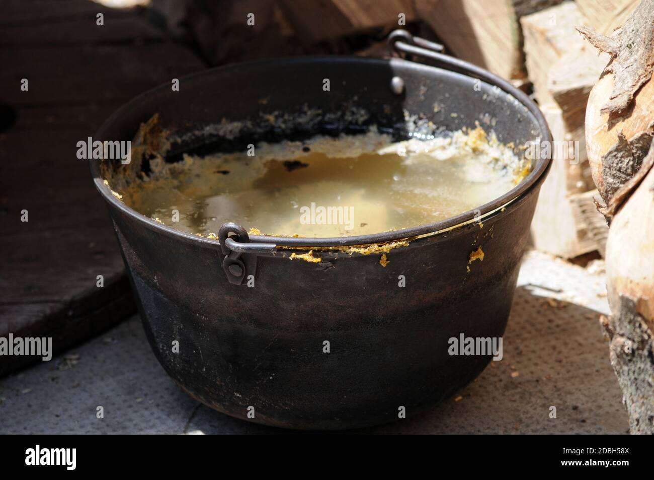 https://c8.alamy.com/comp/2DBH58X/cleaning-the-typical-pot-for-cooking-polenta-2DBH58X.jpg