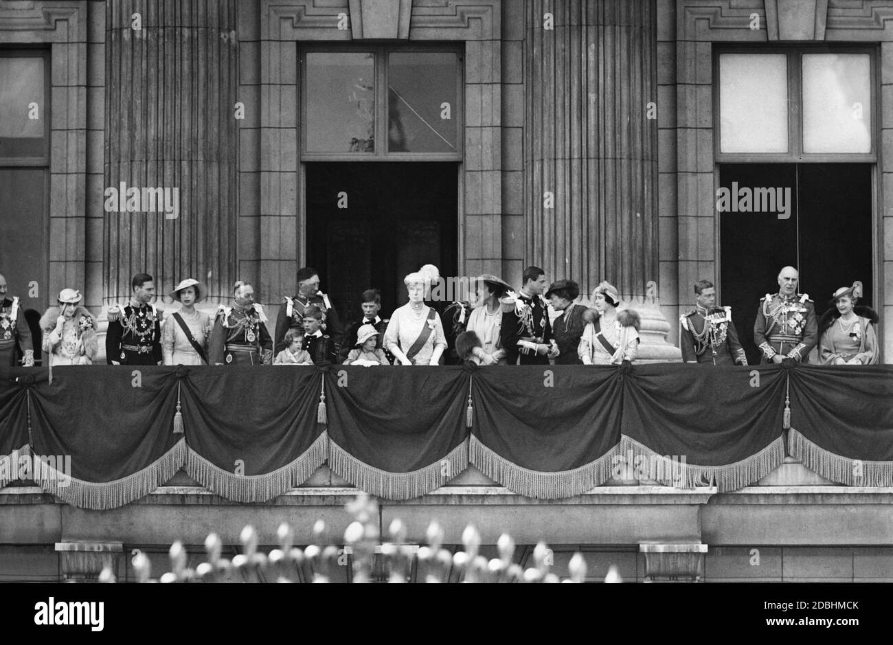 King George V and Queen Mary of Teck with their relatives on the balcony of Buckingham Palace on the occasion of the 25th throne anniversary. From left to right: Prince Arthur of Connaught, Queen Maertha of Norway, Duke of York, Royal Princess Mary, King George V, Princess Margaret Rose, Gerald Lascelles, Earl of Harewood (behind), Princess Elizabeth, Viscount Lascelles (behind), Queen Mary, Duchess Marina and Duke George Edward of Kent, Princess Victoria, Duchess of York, Princess of Wales, Earl and Countess of Athlone. Stock Photo