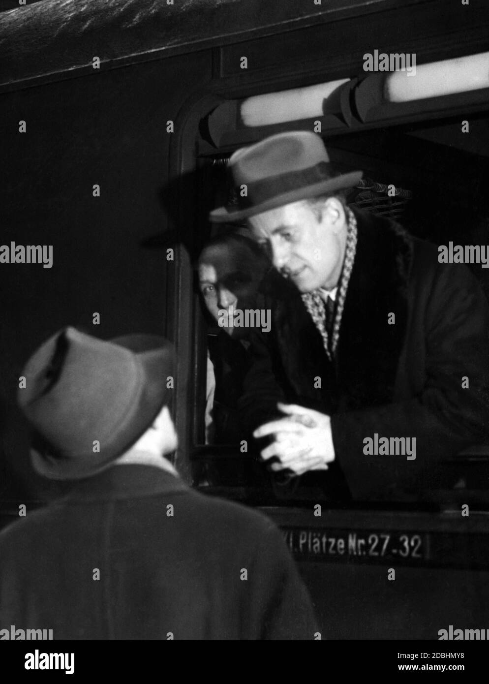 Wilhelm Furtwaengler on departure from Bahnhof Zoo. Furtwaengler and the Berliner Philharmoniker set off on a European tour. The first destination is Brussels (undated photo). Stock Photo