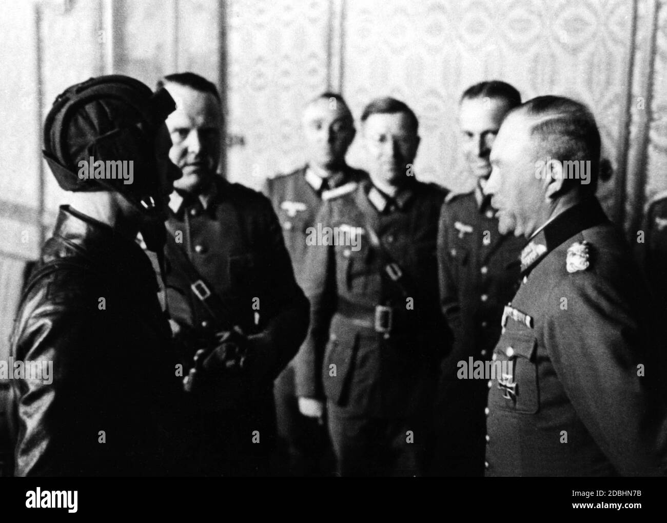 German and Russian troops meet for the first time in Poland near Brest-Litowsk. Here General Heinz Guderian and a Russian Air Force Officer. Stock Photo