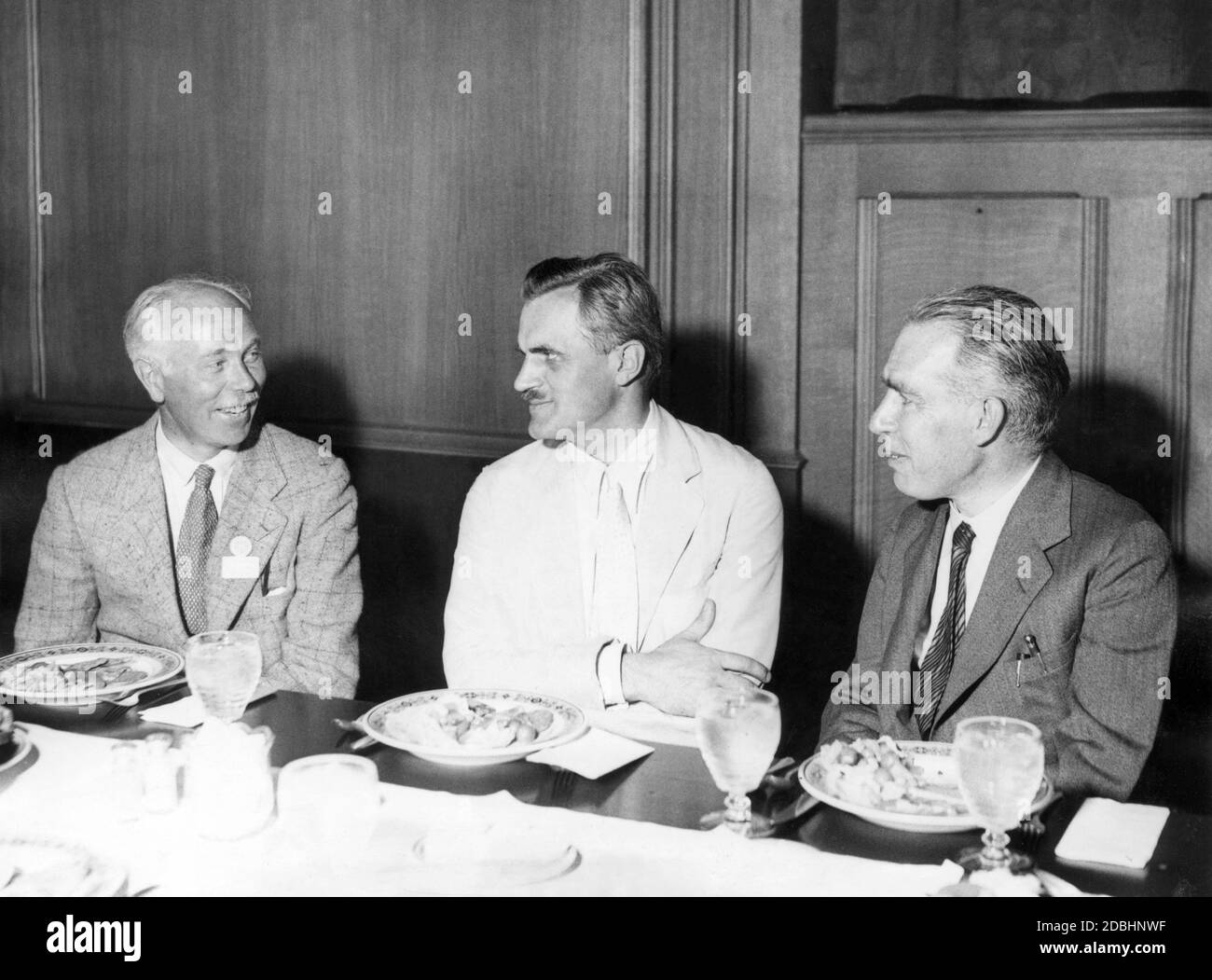 Scientists and Nobel Laureates in conversation on the occasion of the meeting of the American Association for the advancement of Sience in Chicago. From left: S.W. Watson from the University of Cambridge (Great Britain), A.H. Compton from the University of Chicago) and Niels Bohr from the University of Copenhagen. Stock Photo