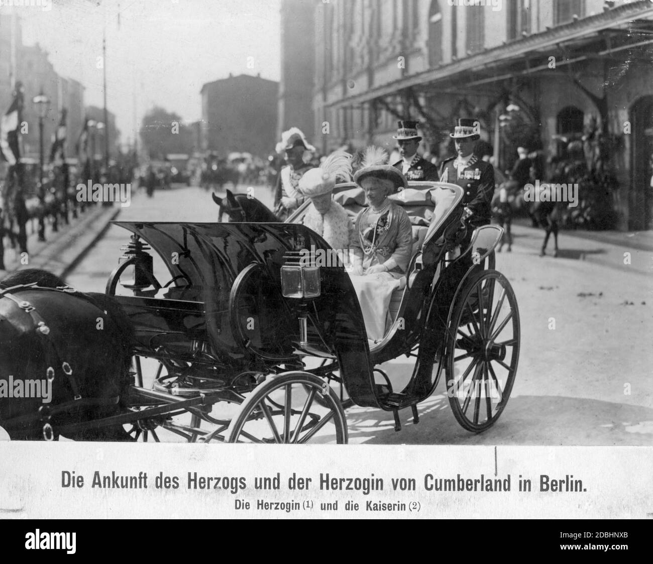 The Duchess of Cumberland, Thyra of Hanover (nee Denmark, in the carriage on the left), and Empress Augusta Victoria (right) travel through Berlin together. Undated photo, taken around 1910. Stock Photo
