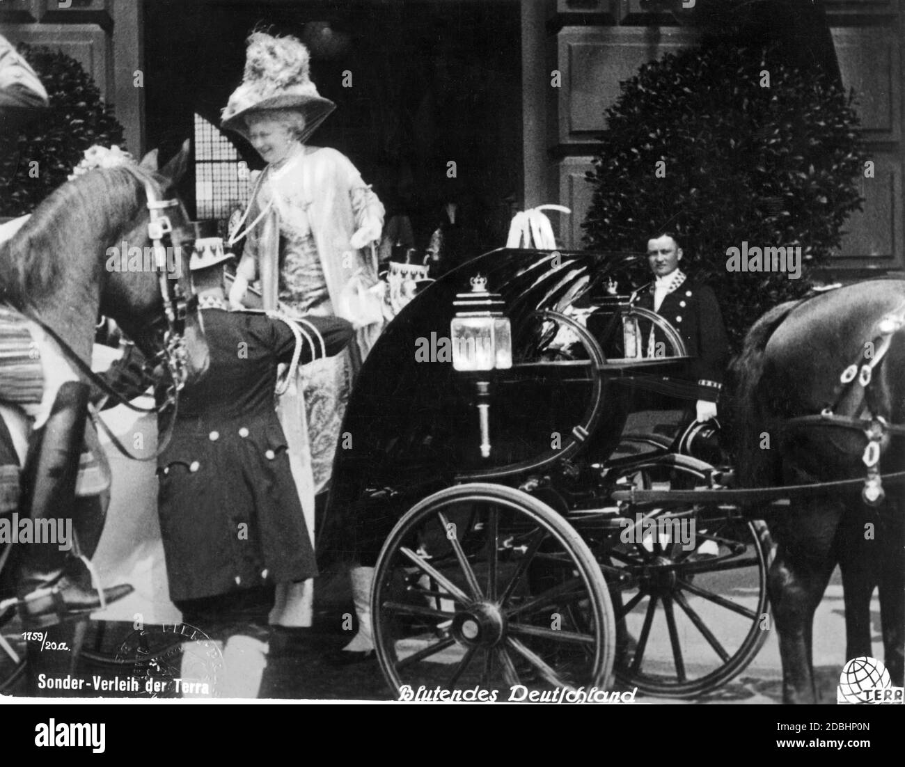 The British royal couple visited Berlin on May 29, 1913 on the occasion of the wedding of the Emperor's daughter Princess Victoria Louise to the Welf Prince Ernst August of Hanover, Duke of Cumberland. The photo shows the departure of the English Queen Mary (Mary of Teck, sitting in the carriage, covered) and the German Empress Augusta Victoria (center, standing) from Lehrter Bahnhof. Stock Photo