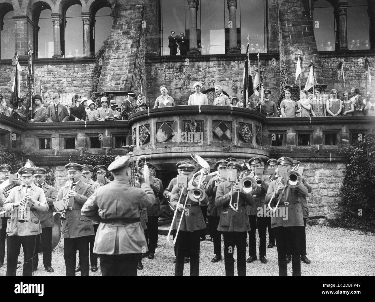 Crown Princess Cecilie (centre, with hat) at an event organised by the Bund Koenigin Luise (Queen Louise League). She is standing on a balcony in front of the entrance to the Imperial Palace in Goslar, in front of her there is a brass band playing. Cecilie was the patron of the conservative-monarchist women's organisation. Stock Photo