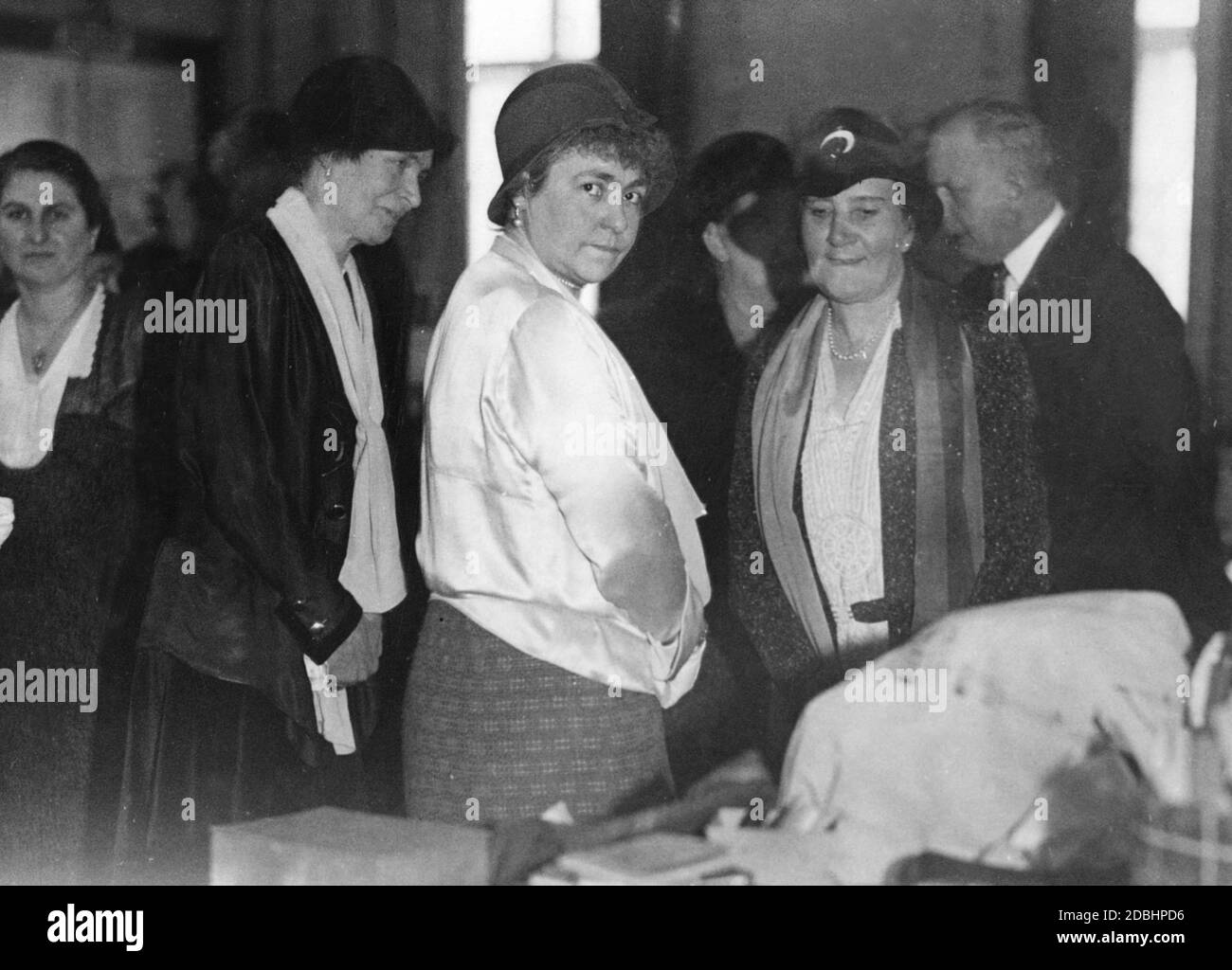 Hermine Reuss Elder Line (centre), the second wife of Emperor Wilhelm II, attended the Christmas mass of the German Evangelical Women's League at the Landwehrkasino in Berlin. She went shopping for Christmas in December 1931. Stock Photo