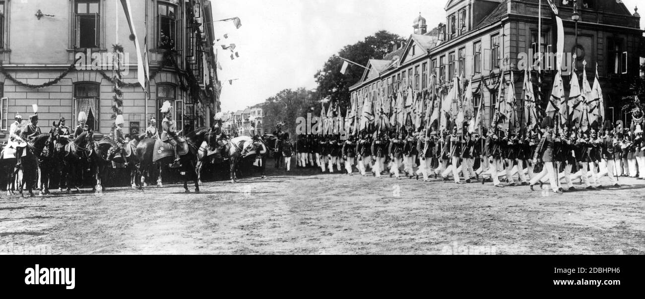 The Imperial Parade of the IX Army Corps on the Lutruper parade ground near Gross Flottbeck in Hamburg. On the picture the flag company marches in front of Emperor Wilhelm II. Stock Photo