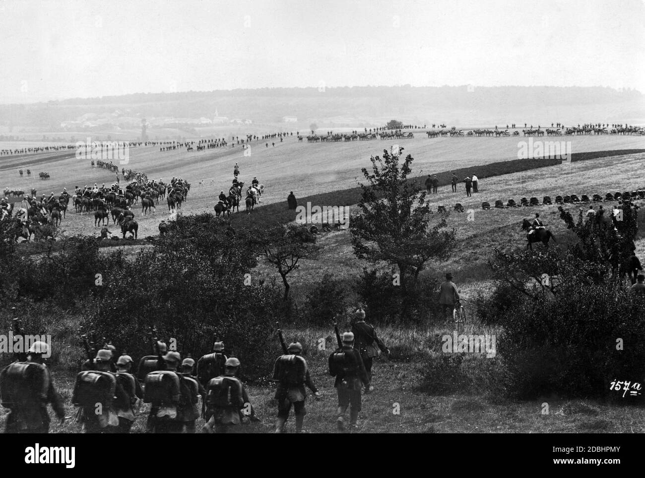 The last imperial manoeuvre in German history in September 1913. The cavalry group is on the left, in the middle of the picture is Emperor Wilhelm II, who follows the battle with his retinue. Stock Photo
