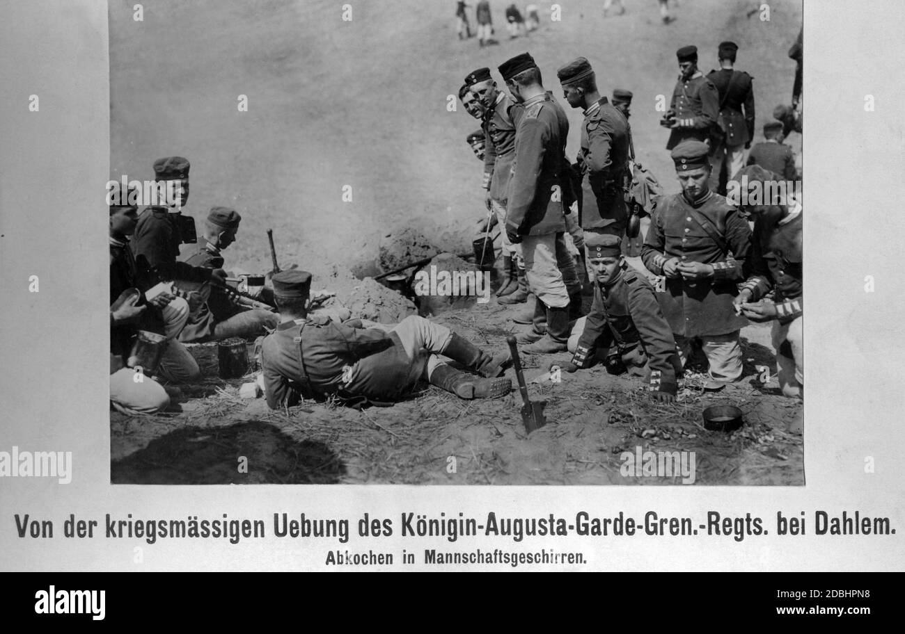 From the warlike exercise of the Queen Augusta Guards Grenadier Regiment near Dahlem. The soldiers boil the crew dishes after dinner. Stock Photo