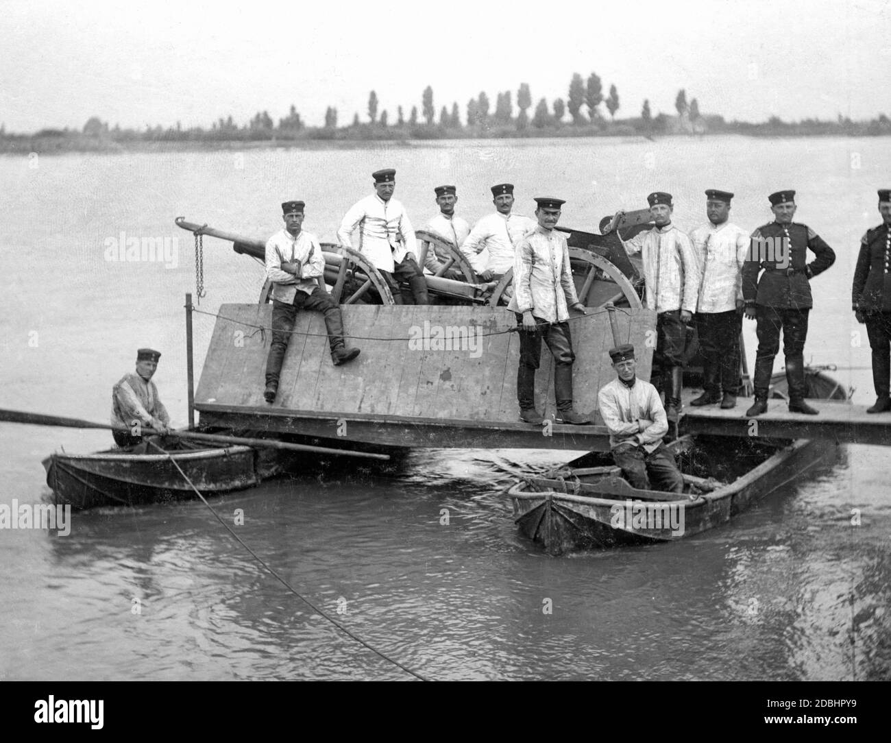 The German Field Artillery Regiment No. 14 on the Rhine near Maxau transporting guns on folding boats. Undated photo. Stock Photo