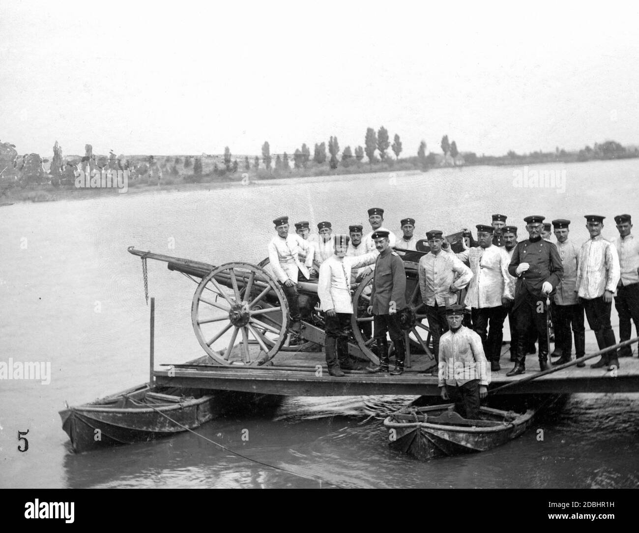 The German Field Artillery Regiment No. 14 on the Rhine near Maxau transporting guns on folding boats. Undated photo. Stock Photo