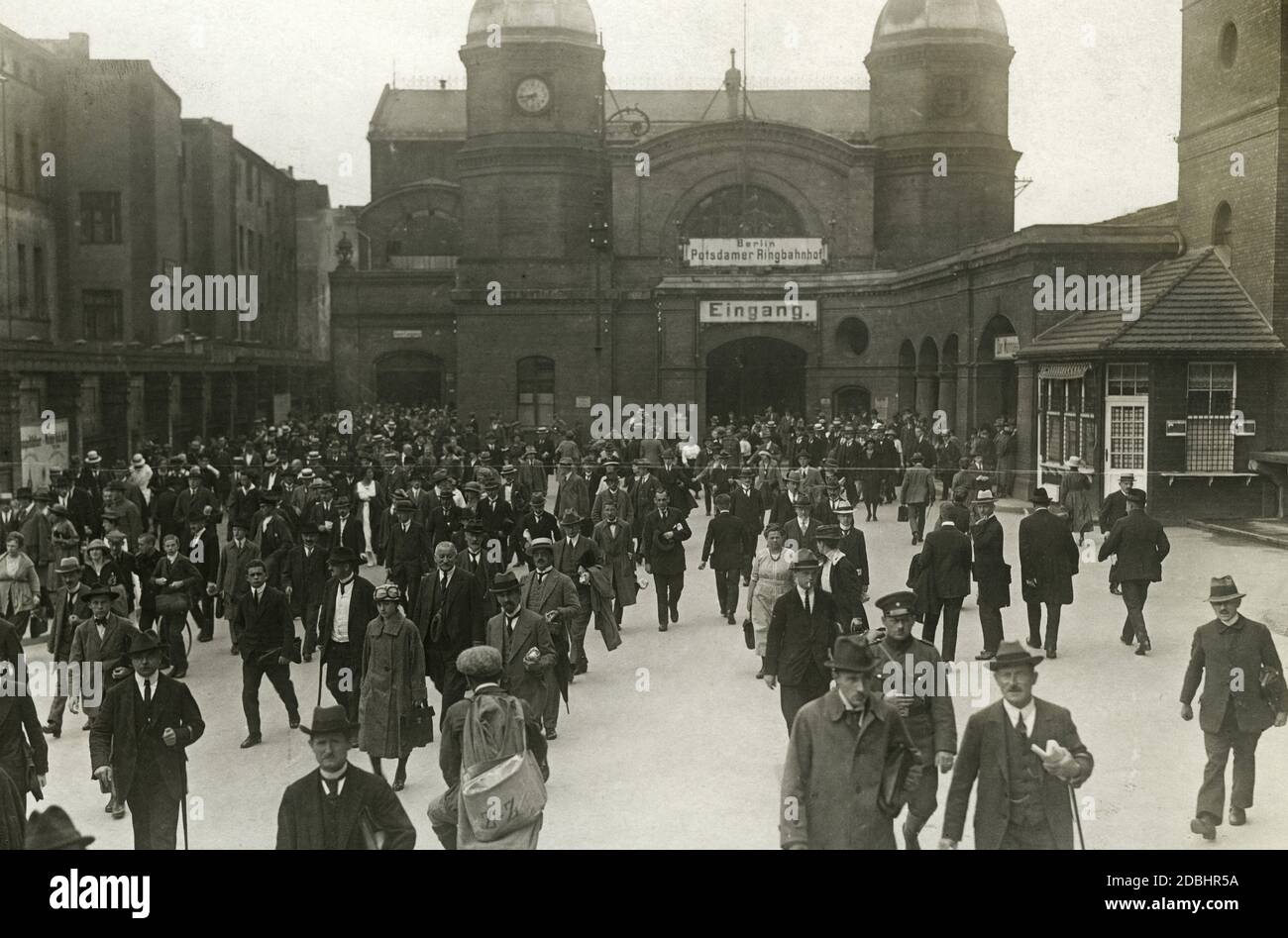 The forecourt of the Potsdamer Bahnhof is filled with people. Undated photo. Stock Photo