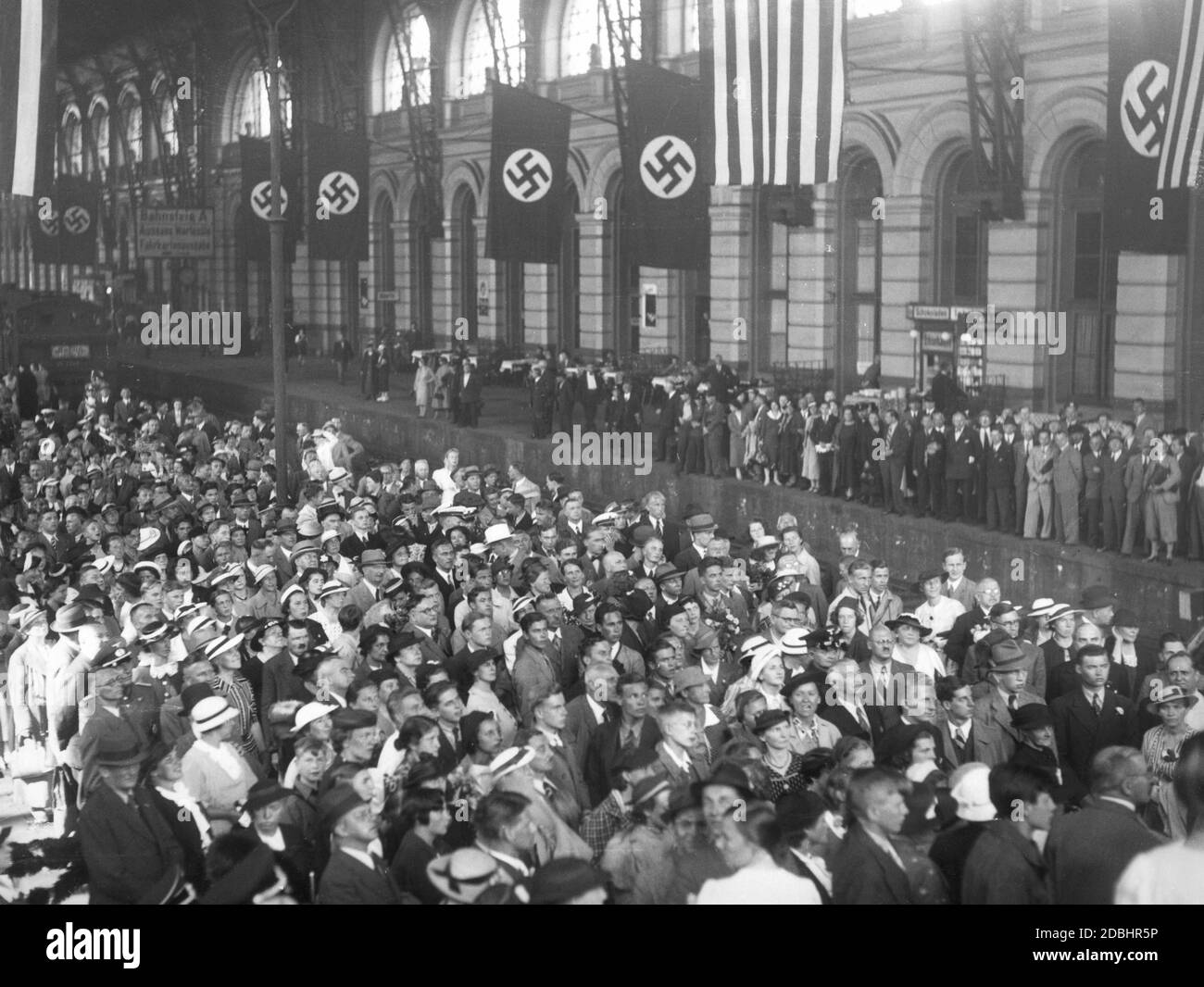 Speech of the Stadtschulraetin (City School Inspector) Kausler at the Lehrter Bahnhof in Berlin. A hundred Berlin boys and girls arrived that afternoon who had spent 6 weeks in America as part of the Carl Schurz Austauschdienst (Carl Schurz Exchange Service). In her company are one hundred American boys and girls who will be allowed to spend 6 weeks with their German comrades subsequently. Stock Photo