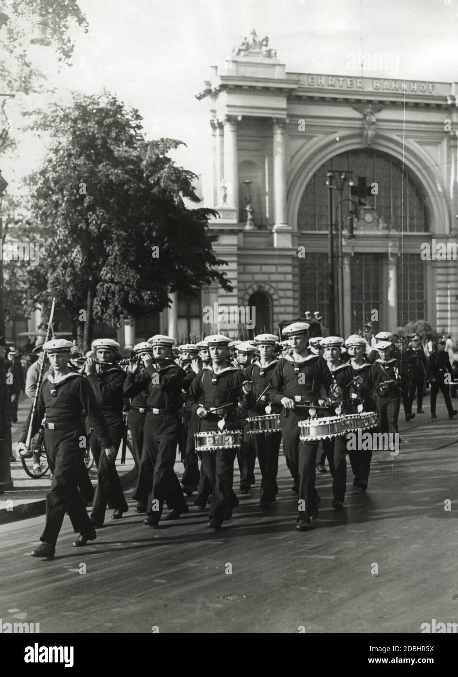 The Marinewache from Kiel leaves the Lehrter Bahnhof after arriving in Berlin. They had traveled to Berlin for the Skagerrak celebration and were to hold the parade of honor in front of the Reich Presidential Palace on May 31, 1931. Stock Photo