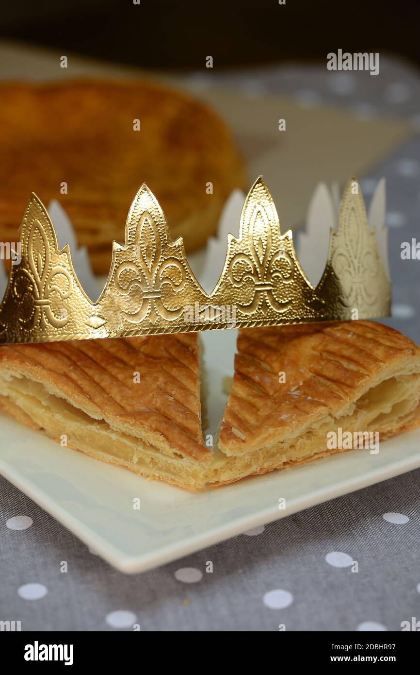 Golden Couronne En Carton De L'Epiphanie Gâteau. Banque D'Images et Photos  Libres De Droits. Image 2516920