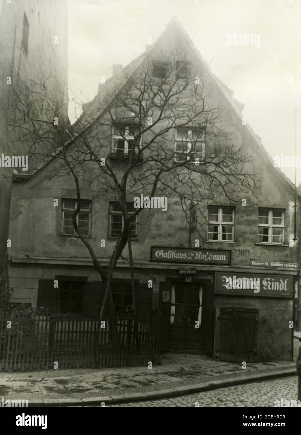 'The photo shows the restaurant ''Zum Nussbaum'' at Fischerstrasse 21 (today: Am Nussbaum 3) in Berlin-Mitte. It was the oldest restaurant in Berlin and the oldest house in Alt-Koelln. The year 1507 was written on the cellar wall and a walnut tree stands in front of the gabled house. Undated photo, probably taken around 1920.' Stock Photo