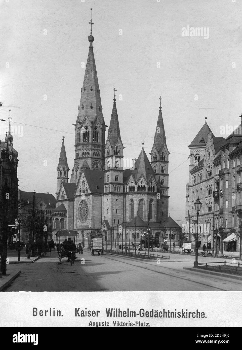 The photo shows the Kaiser Wilhelm Memorial Church on Auguste-Viktoria-Platz (today: Breitscheidplatz) in Berlin-Charlottenburg. In front of it is the Tauentzienstrasse, on which carts are driving. On the right is the Zweites Romanisches Haus. Undated photo, probably taken in the 1900s. Stock Photo