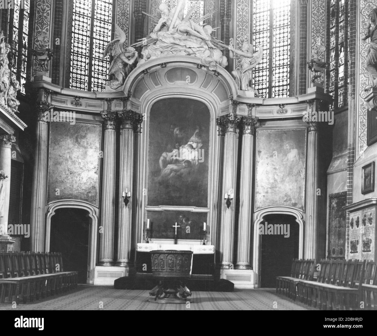 The photograph from 1934 shows the chancel of the Marienkirche in Berlin-Mitte. In front of the altar is the baptismal font from 1437. Stock Photo