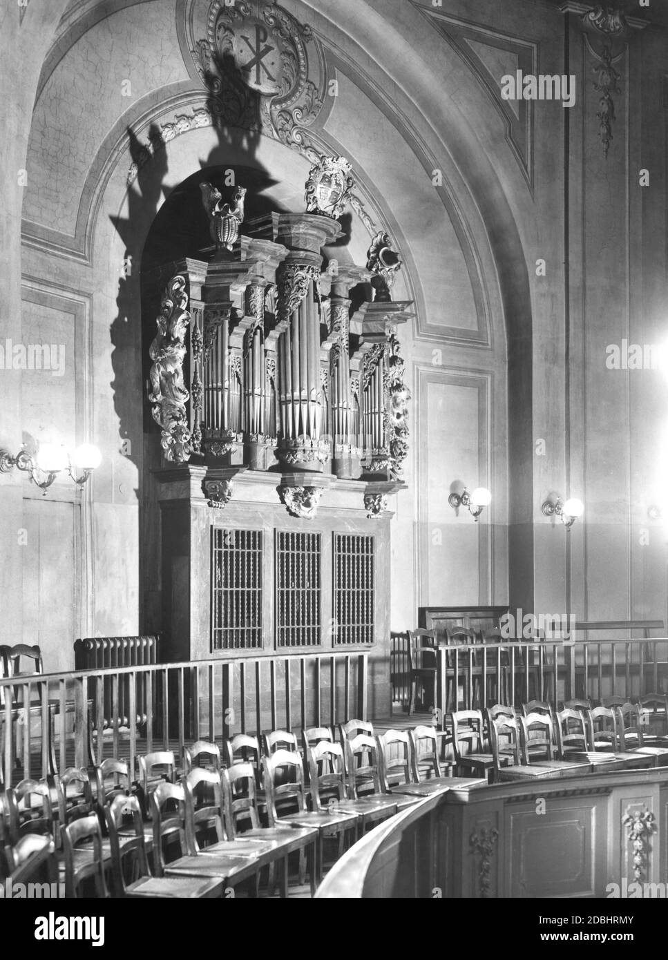 The photograph shows the organ in the interior of the Dreifaltigkeitskirche (Trinity Church) in Berlin-Mitte in 1939, with the coat of arms of the von Beneckendorff and von Hindenburg families directly above. Stock Photo