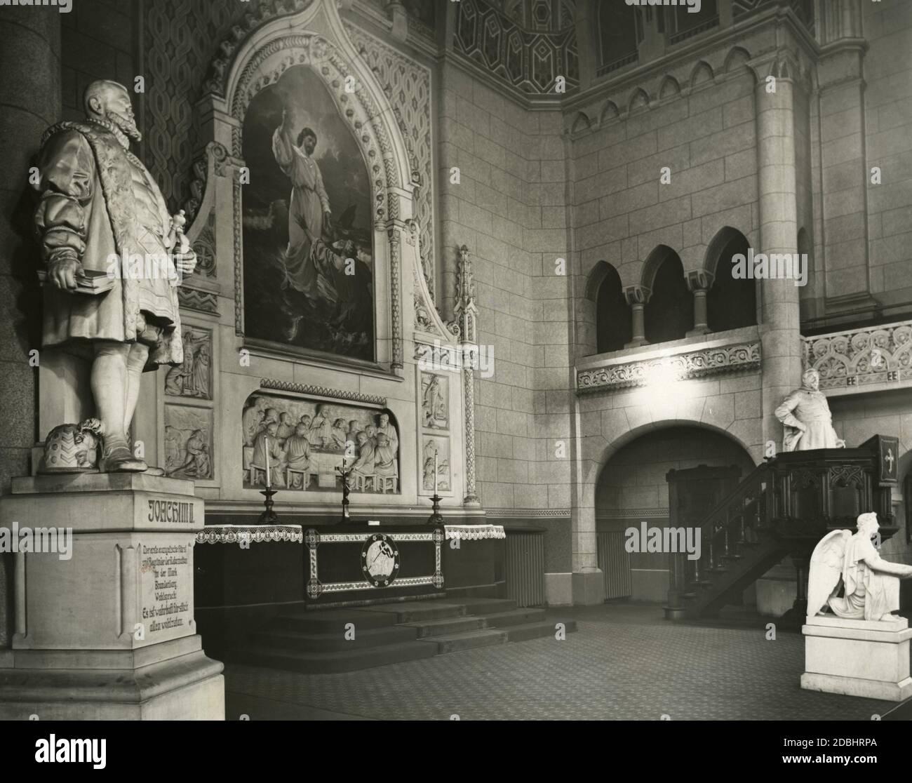 'The photograph shows the altar in the Zwingli Church in Berlin-Friedrichshain in 1933. On the left is a statue of Elector Joachim II with the motto: ''The first Protestant prince / and founder of the Reformation / in the Mark / Brandenburg. / Motto: / It is truly princely / to do good to all''. On the right is a statue of the Swedish King Gustav Adolf.' Stock Photo
