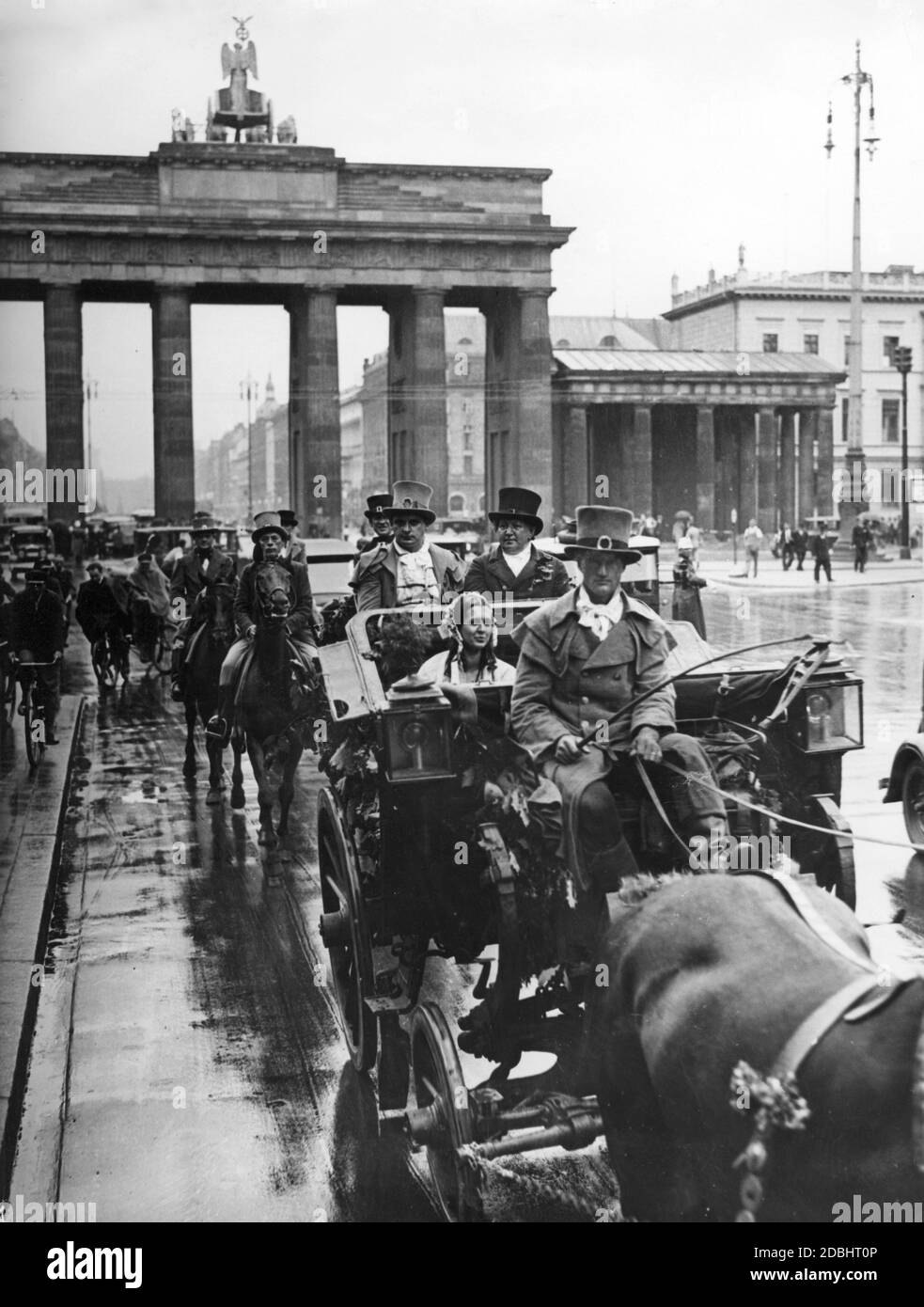 'On Wednesday, July 15, 1936, Goethe's coach drove through many streets in Berlin. It had been brought into the city for the ''Deutschland'' show. The picture shows the historic carriage and its passengers in Biedermeier costume on the East-West axis (today: Strasse des 17. Juni) at the Brandenburg Gate.' Stock Photo