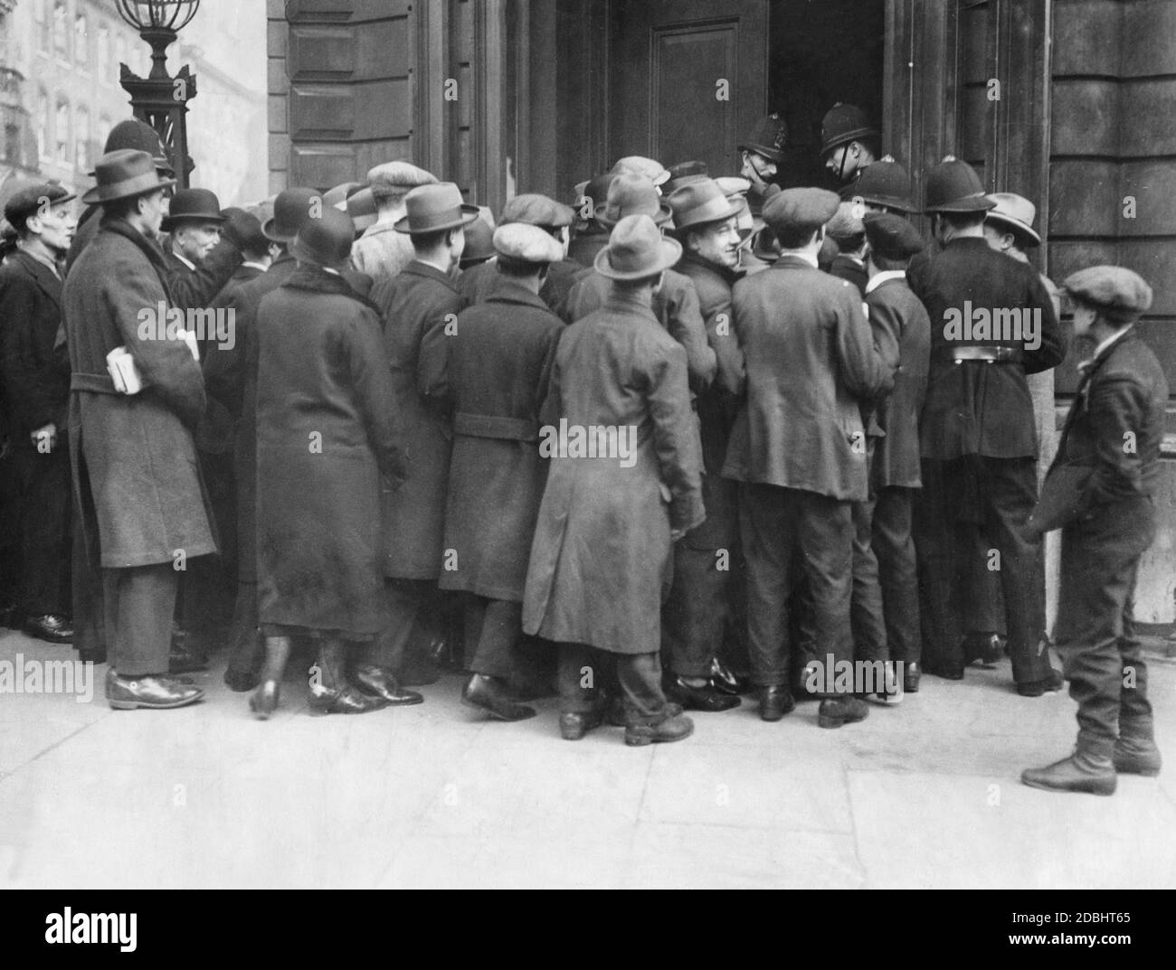 Riots outside the main entrance of Bow Street Magistrates' Court in London. Several Communist Party leaders had been arrested in raids the day before. Stock Photo