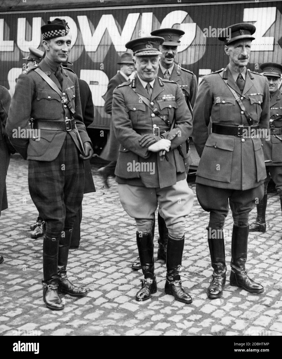 British army soldier and uniform Black and White Stock Photos & Images ...