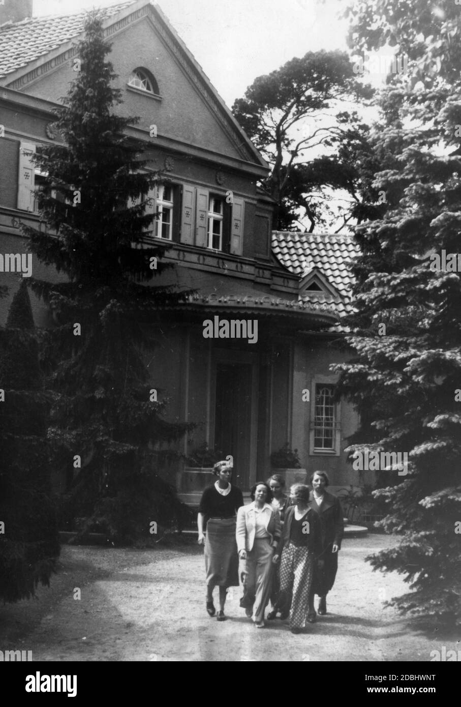 'View of the house and participants of the Reichsbraeuteschule (''Reich Bridal School'') on Schwanenwerder. The school educates SS, SA and Wehrmacht members in home economics, educational issues, baby care, home design, etc. Undated photo.' Stock Photo