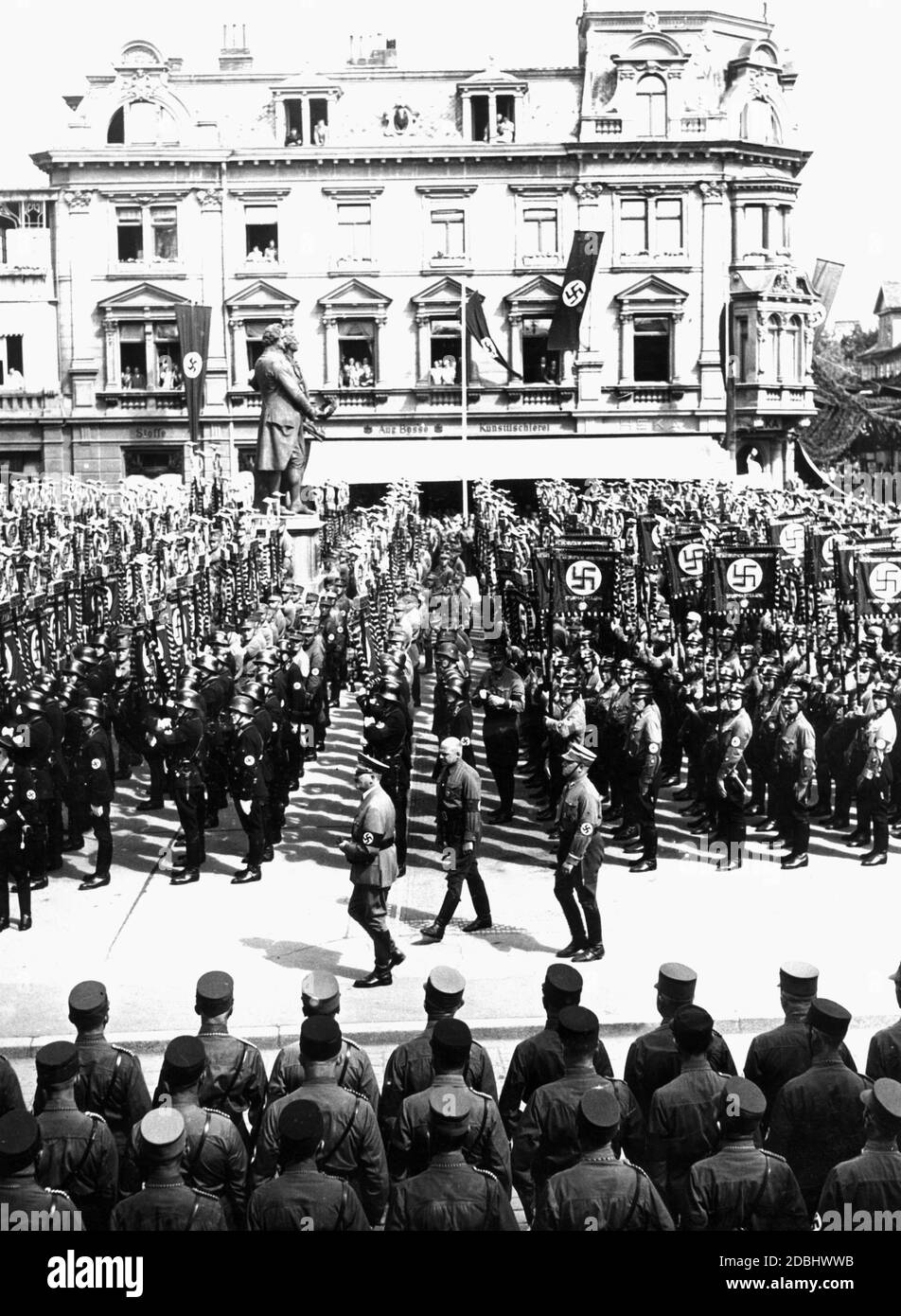 In the course of a historical conference, members of the SS stand around the Goethe-Schiller Monument in Weimar. In front, Adolf Hitler. Stock Photo