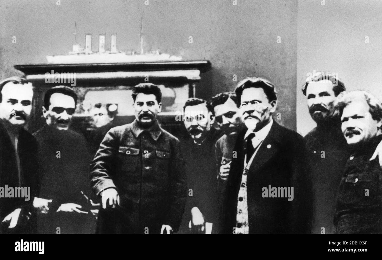 At a time when Stalin, together with Trotsky, had eliminated his most important competitor and had consolidated his lasting leadership position, the Soviet Union's leadership comes together for the 54th birthday of Mikhail Kalinin. Kalinin was then Chairman of the Central Executive Committee of the Soviet Union and thus formally head of state, a position he held for a total of 23 years until 1946, but which did not bring him any power. From left to right: Molotov, Mikoyan, Stalin, Kamenev, Voroshilov, Kalinin, Rykov, Budyonny. Stock Photo