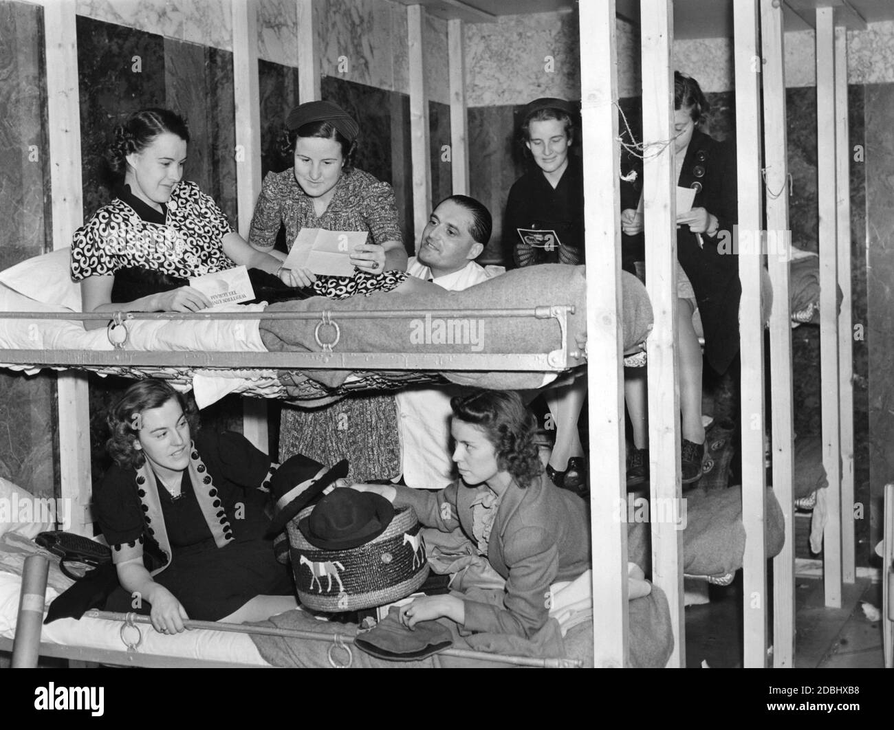 'Passengers of the ''Ile de France'' below deck. On the voyage from Europe to New York City, the steamer was heavily overcrowded due to the beginning of the Second World War, as many Americans wanted to return to their homeland as quickly as possible.' Stock Photo