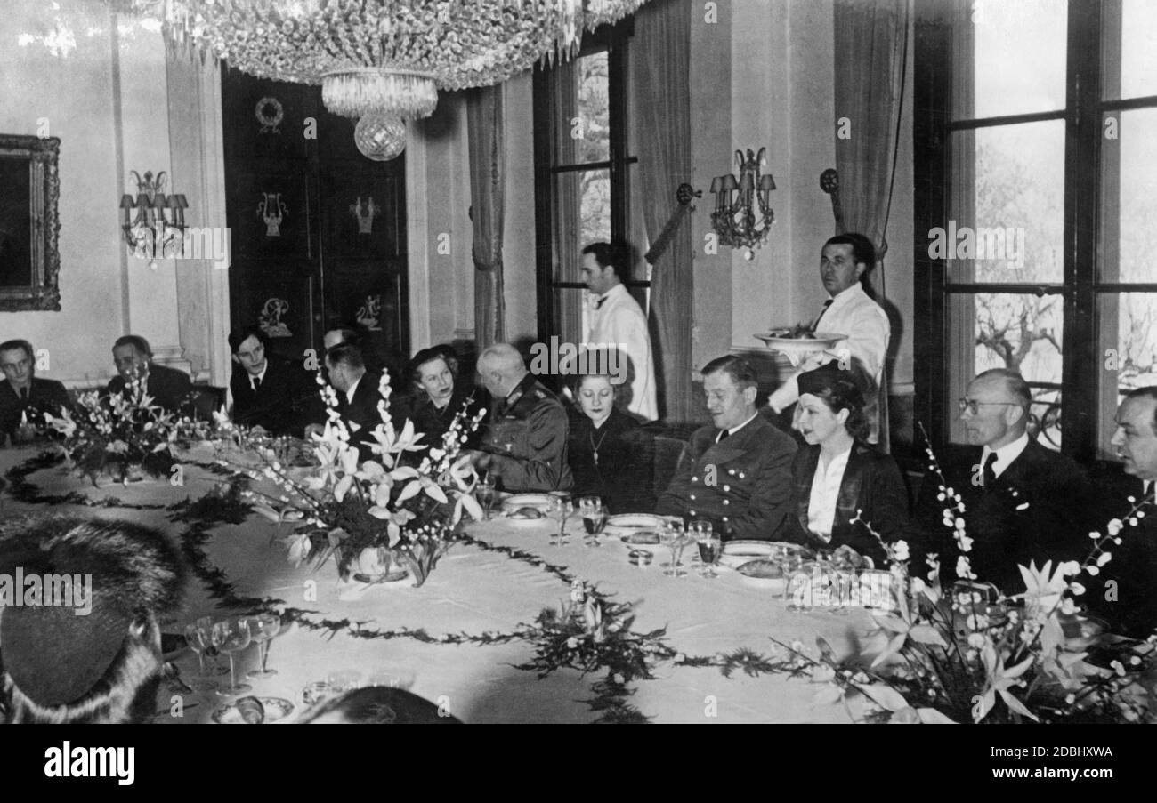 The German ambassador Abetz holds a reception for the actors of the ensemble of the Berlin Schiller Theater at the embassy in Paris. At the table from left: Reich dramaturg Dr. Rainer Schloesser, regional group leader Zeisig, Else Petersen, Otto Abetz, Gisela Uhlen, the Commandant of Paris Ernst Schaumburg and Gerda Maria Terno. Photo: Groner, February 1941 Stock Photo