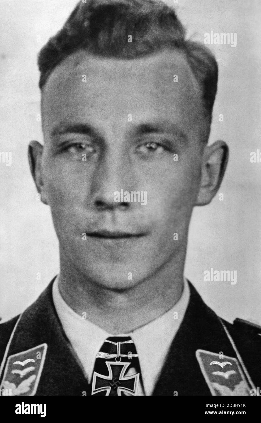 Oberleutnant Werner Doernbrack, 4. /(S) Lehr-Geschwader 2, with the Knight's Cross in 1941. The date is the awarding date. Stock Photo