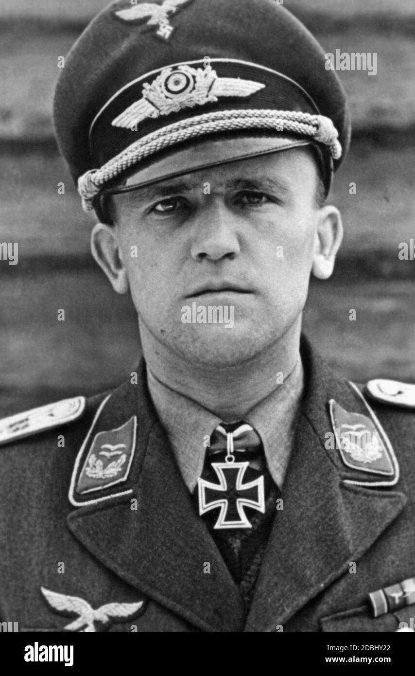 Oberwachtmeister Heinz Bretschneider, I./Flakregiment 13 (mot) with the Knight's Cross in 1943. The date is the bestowal date. Stock Photo