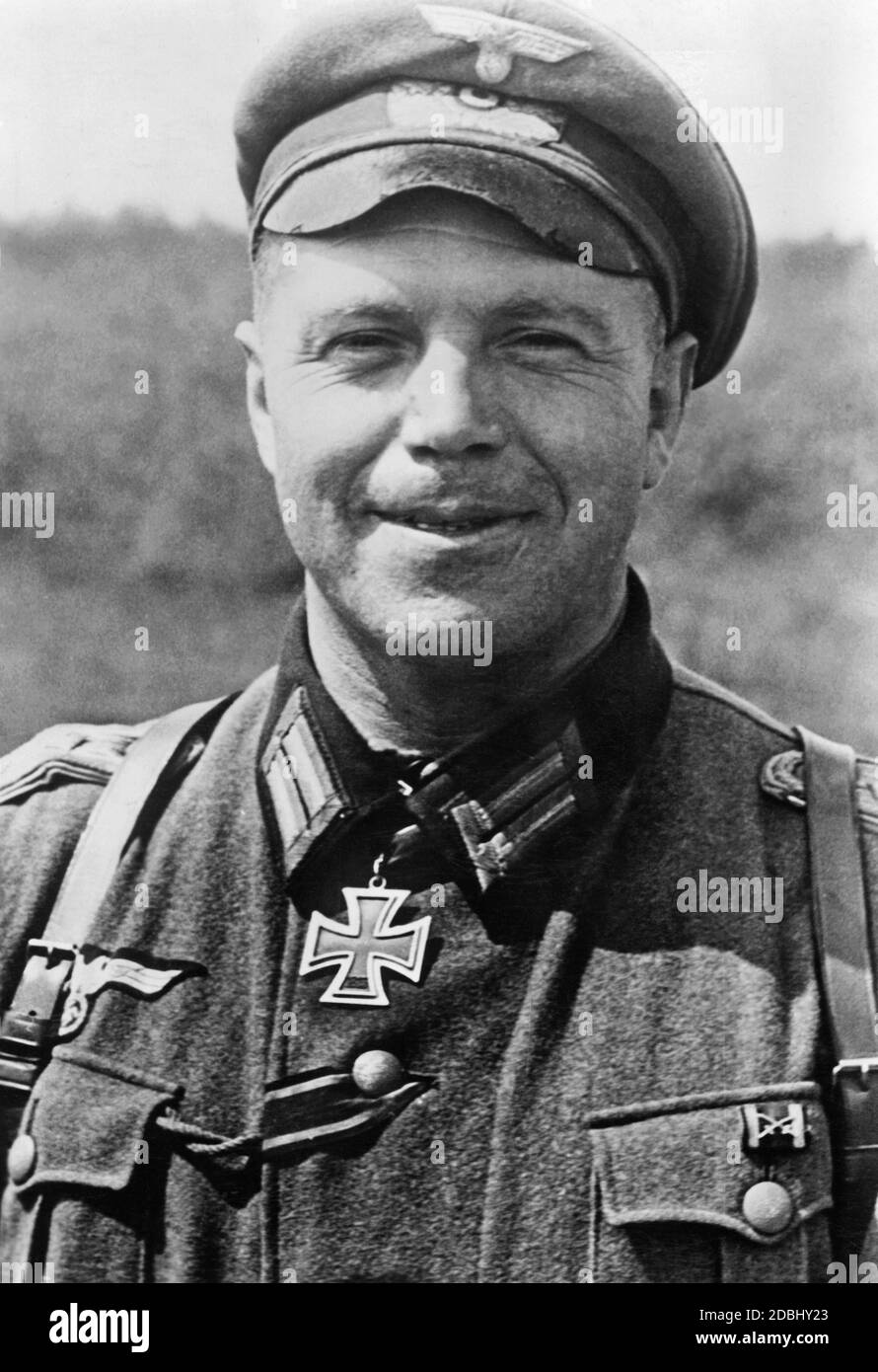 Captain Ernst Emmert, I./Infanterieregiment 282, with the Knight's Cross in 1941. The date is the bestowal date. Stock Photo