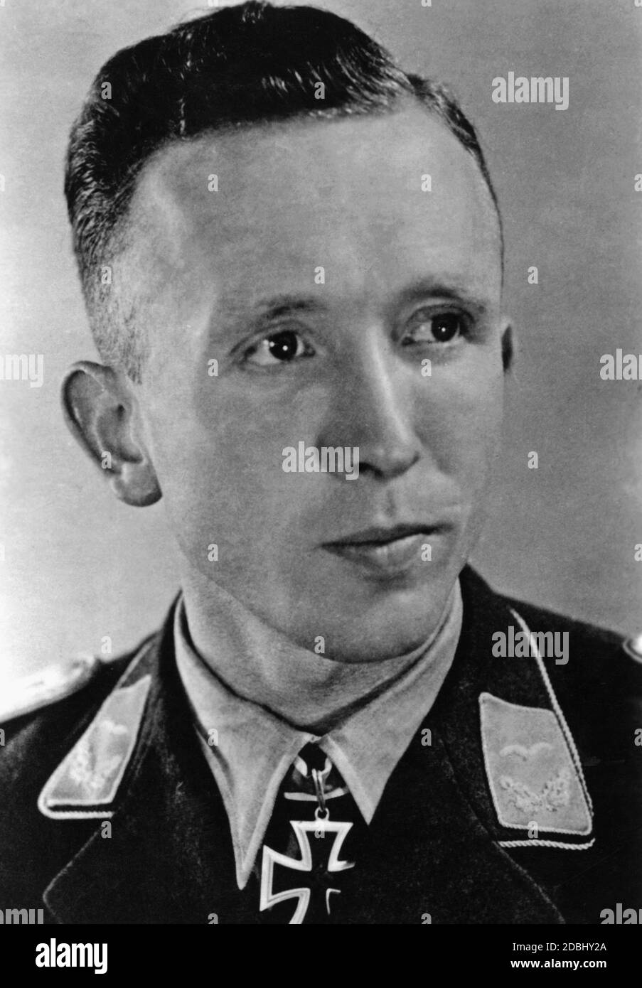 Lieutenant Horst Ademeit, I. / Jagdgeschwader 54, with the Knights Cross. The date specifies the date of the awarding. Stock Photo