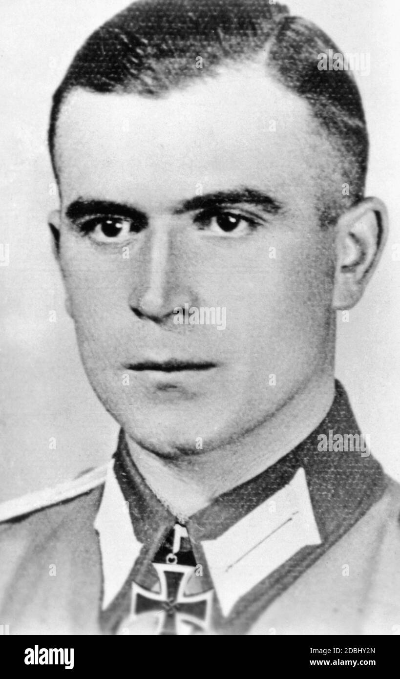 Captain Kurt Panthel, 8. (Maschinengewehr) / Infanterieregiment 96, with the Knight's Cross in 1942. The Infantry Regiment 96, later Grenadier Regiment 96 was one of the units that crossed the Polish border at 4:45 on 01.09.1939. The date is the date of awarding. Stock Photo