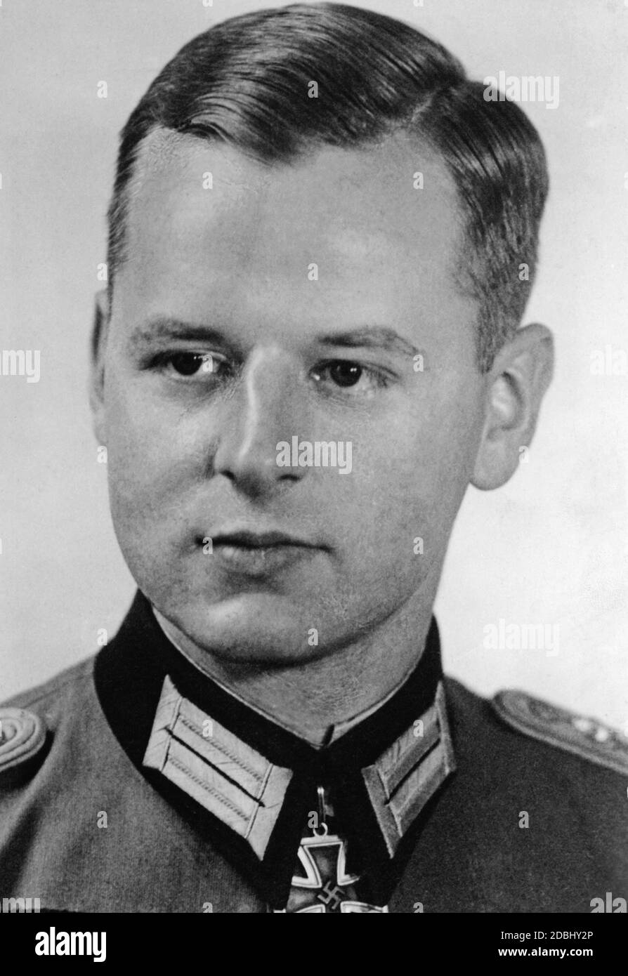 Captain Erich Dienenthal, 2.(Radfahrer)/Divisionsaufklaerungsabteilung 45 (2nd (Cyclist)/Division Reconnaissance Department 45), with the Knight's Cross in 1941. The date is the bestowal date. Stock Photo