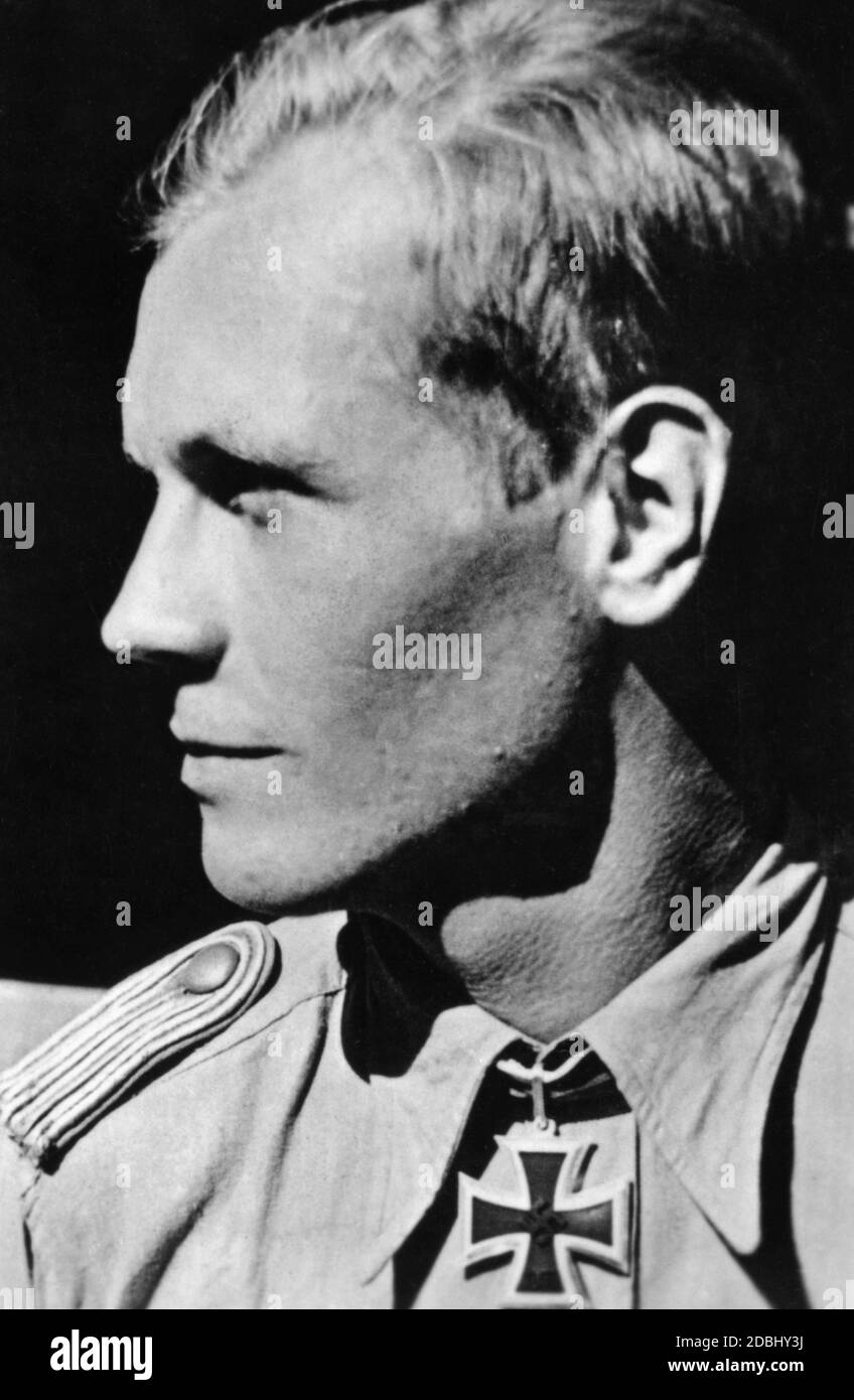 Lieutenant Carl-Heinz Greve, 3./Kampf-Gr. 606, with the Knight's Cross, 1942. The date is the awarding date. Stock Photo