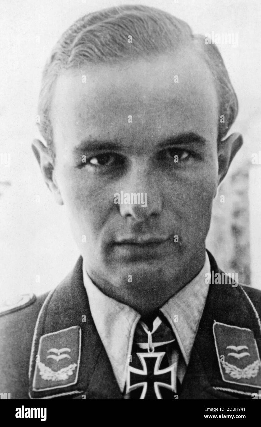 First Lieutenant Iro Ilk, 1. (K) / Lehr-Geschwader 1, with the Knight's Cross, 1942. The date is the award date. Stock Photo