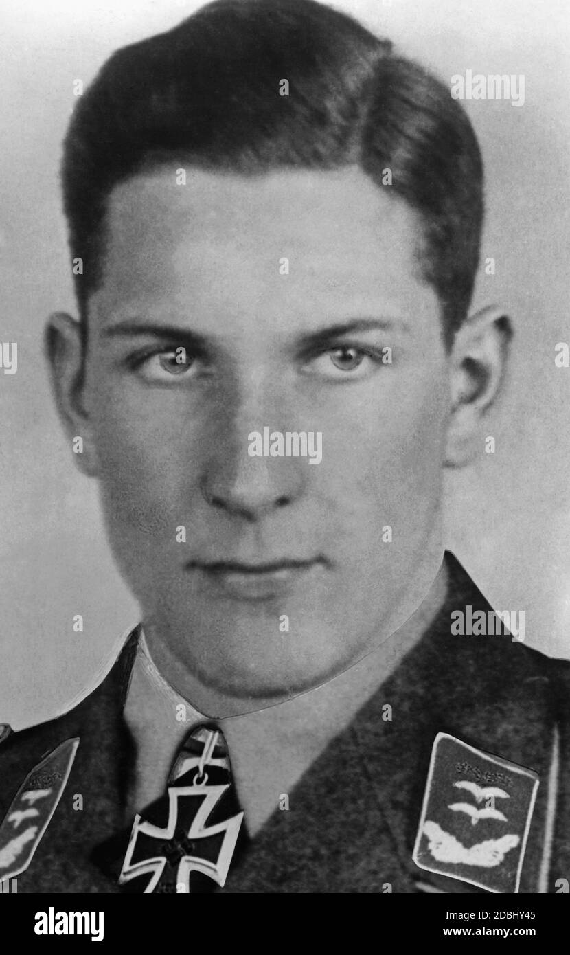 First Lieutenant Heinrich Eppen, 1./Stuka-Geschwader 3, with the Knight's Cross in 1941. The date is the bestowal date. Stock Photo