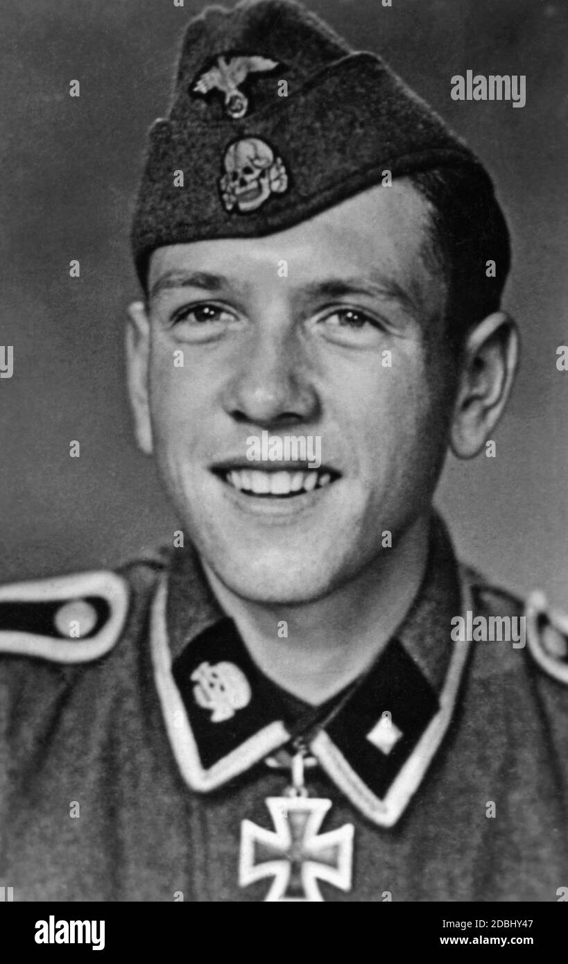 Rottenfuehrer Hans Hirning, 6./SS-Totenkopf- Infanterie- Regiment 1, with the Knight's Cross in 1942. The date is the bestowal date. Stock Photo