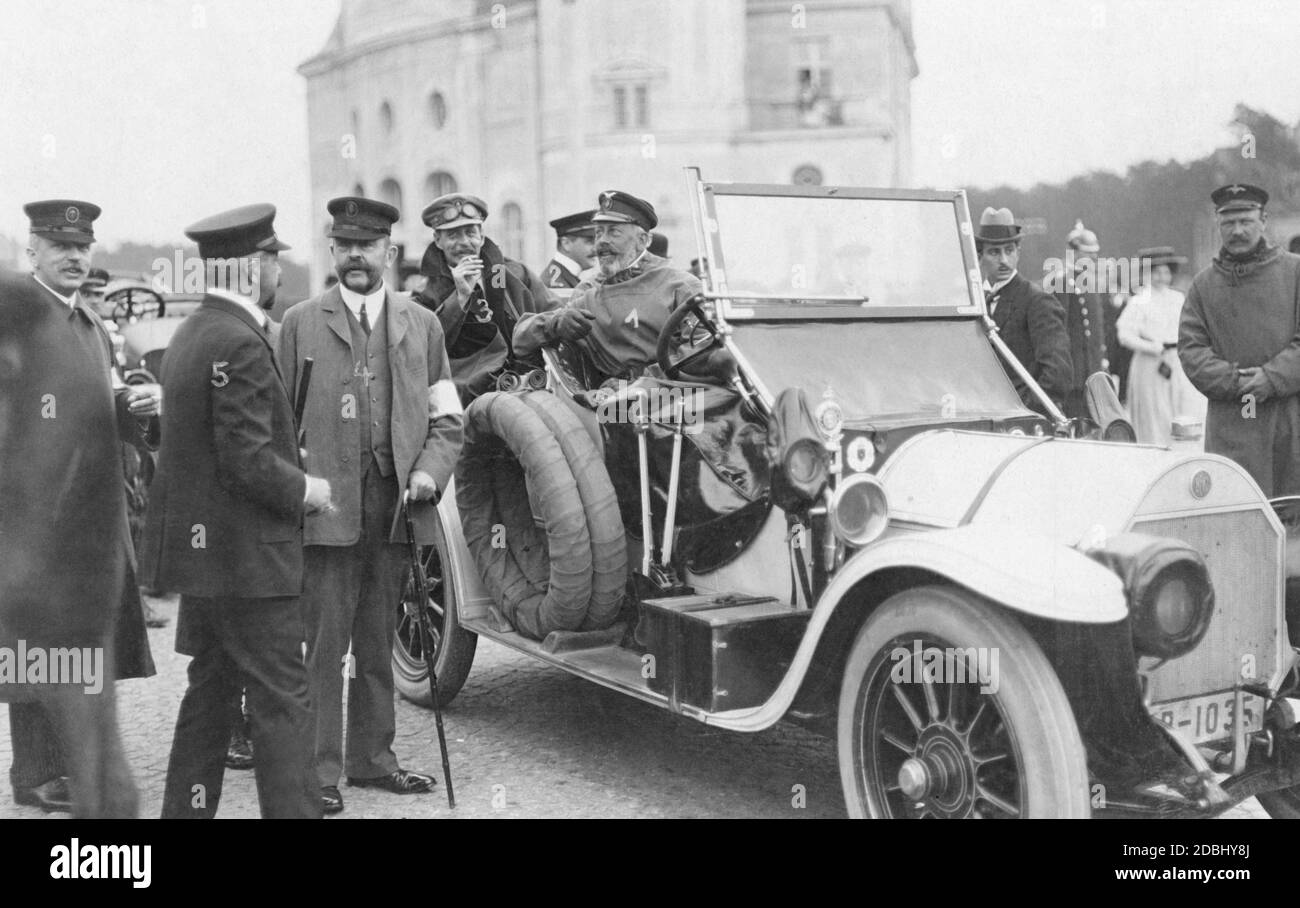 From left to right (from the second person on): Rittmeister der Reserve Leopold Czermak, Deputy President of the Bayerischer Automobil-Club, Generalleutnant zur Disposition (z.D.) von Rabe, Alexander Fuerst zu Muenster von Derneburg, Adolf Graf von Arnim (in the background) and Prince Henry of Prussia sitting at the wheel of his car (a Benz model). Henry of Prussia took part in the Prinz-Heinrich-Fahrt from June 2 to 8, 1910, which was sponsored by him. Stock Photo