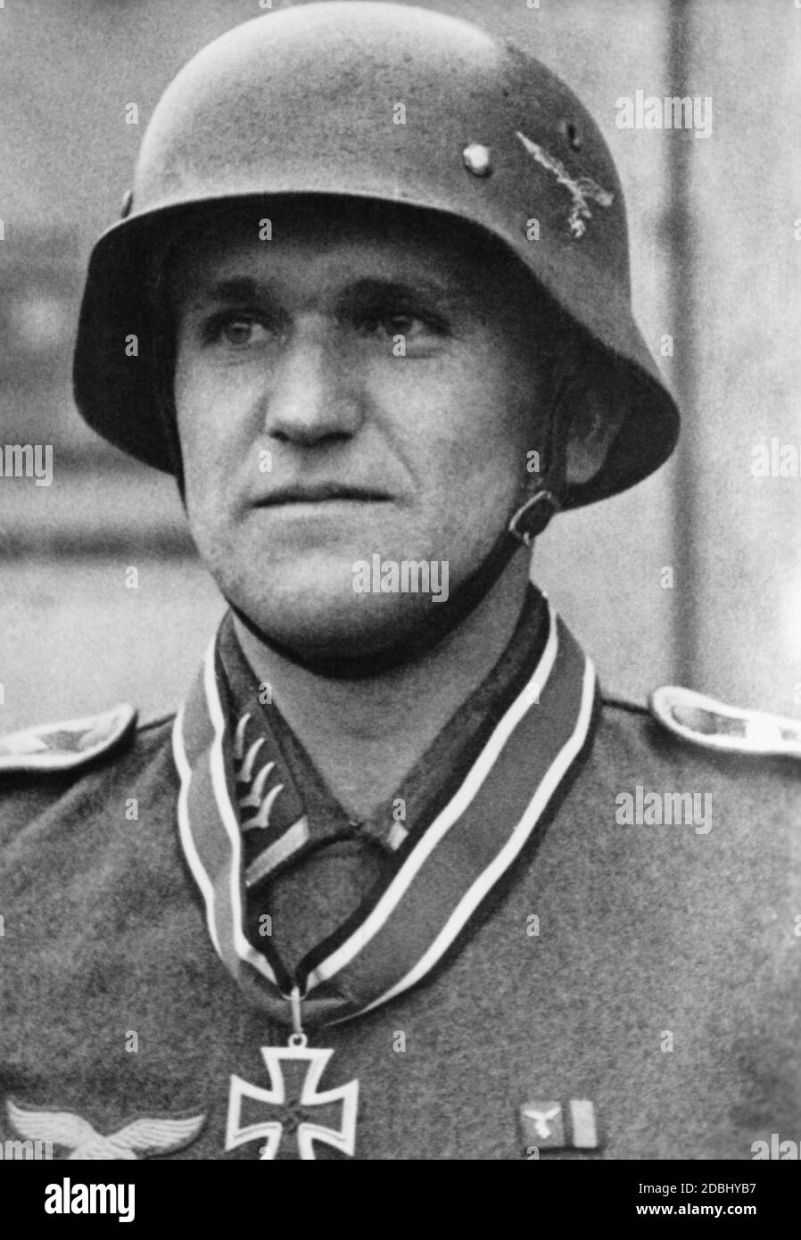 Oberwachtmeister Breitschneider, I./Flak-Regiment 13 (motorized), with the Knight's Cross. The date indicates the date of bestowal. Stock Photo