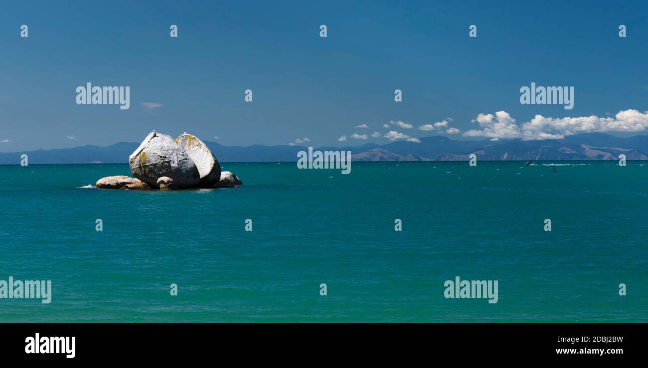 Split Apple Rock, Kaiteriteri, Tasman Bay, Tasman, South Island, New Zealand, Pacific Stock Photo