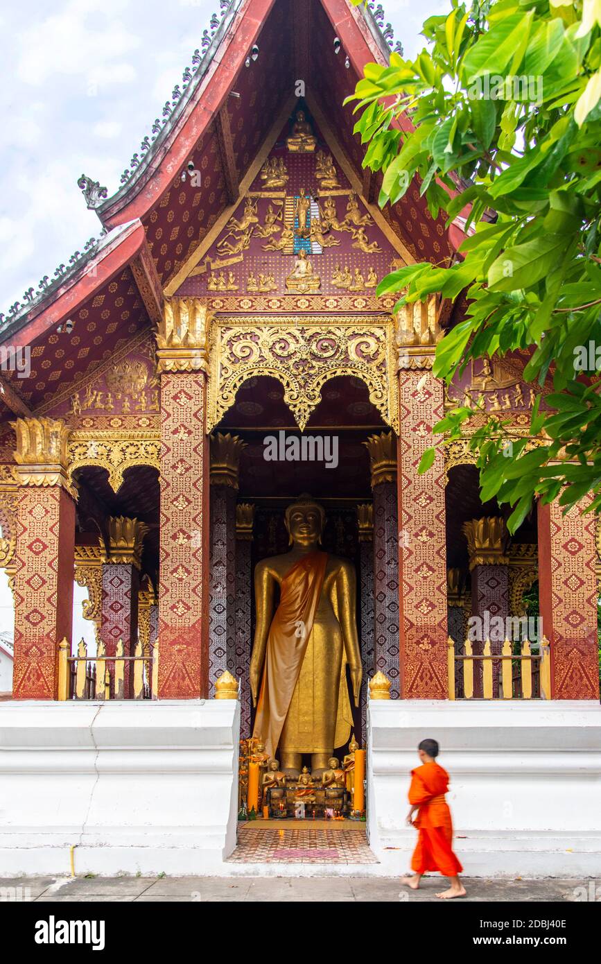 Golden buddhist monk statue hi-res stock photography and images - Alamy